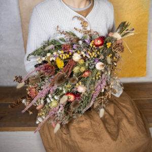 Trauerstrauß Abschiedsstrauß liegender Strauß aus Trockenblumen mit Wilder Karde von Kraut und Blüte