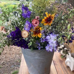 Blumeneimer mit frischen Blumen